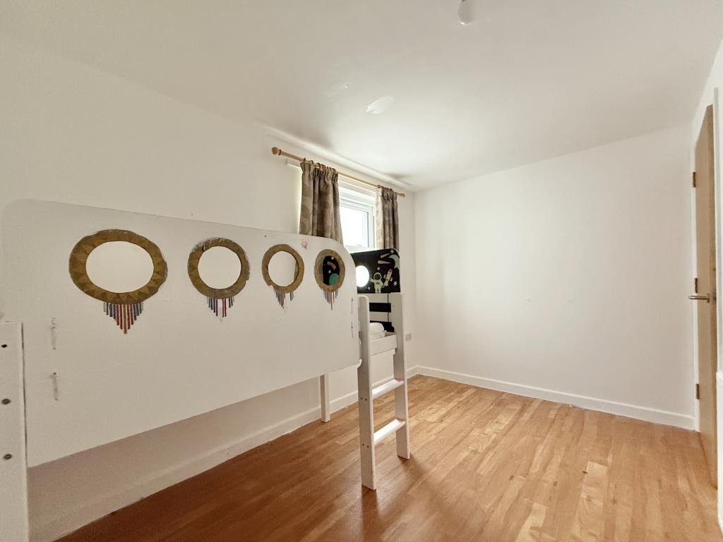 Lot: 23 - RESIDENTIAL INVESTMENT COMPRISING THREE FLATS - Flat 2 bedroom two